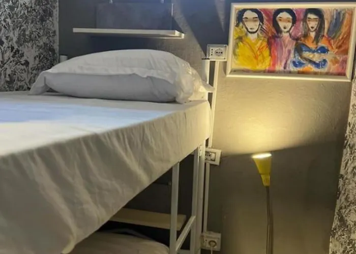 بيت شباب Hoja تيرانا